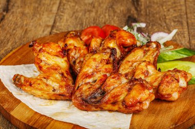 Izgara tavuk kanadı. Barbekü sebze.