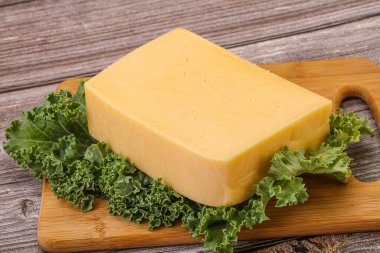 Lezzetli sarı Tilsiter peyniri.