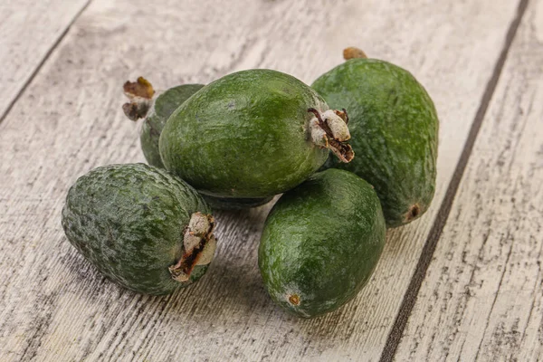 Tropik yeşil tatlı organik meyve Feijoa