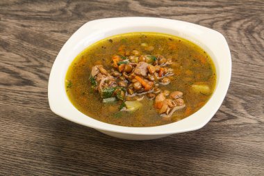 Geleneksel tavuk ve sebzeli mercimek çorbası.