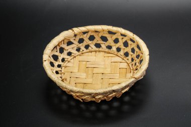 Siyah arkaplanda servis yapmak için doğal hasır masa takımı