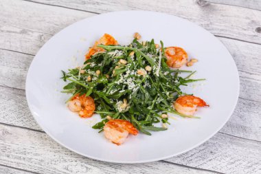 Karidesli roket salatası, parmesan peyniri ve sedir fıstığı.