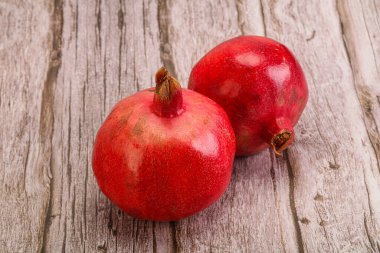 Taze, sulu ve tatlı nar meyvesi.