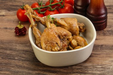 Tatlı ve baharatlı soslu tavşan yahnisi.