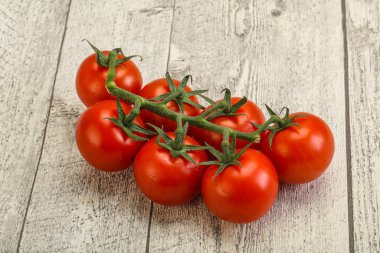 Taze olgun domates dalıyla izole edilmiş.