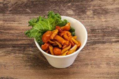 Terbiye edilmiş mantar. Kasede küçük bal aromalı.