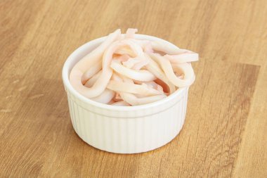 Terbiye edilmiş mürekkep balığı kasede atıştırmalık.