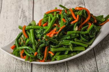 Kore havucu ve bitkilerle turşulu eğreltiotu salatası.