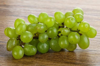 Olgun yeşil üzüm dalı yalıtılmış.