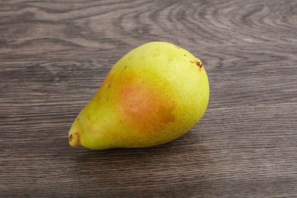 甘いおいしい熟した黄色の梨を背景に — ストック写真