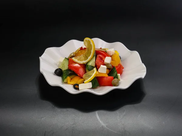Görög Saláta Zöldségekkel Olívaolajjal Sajttal — Stock Fotó