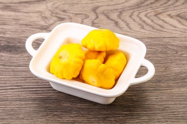 Kasede marine edilmiş bebek pastaları var.