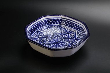 Mutfak için renkli boş kase izole