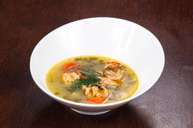 Somon, karides ve sebzeli balık çorbası.