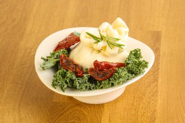 Kurutulmuş domatesli Burrata taze peyniri