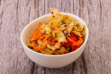 Havuçlu ve biberli baharatlı lahana turşusu.