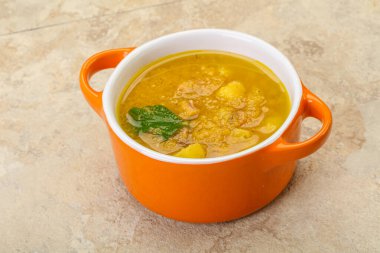 Füme et ve sebzeli bezelye çorbası.