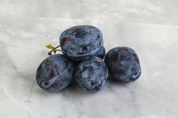 Peu Tas Prunes Mûres Sur Fond — Photo