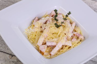 Jambon ve peynirli makarna kekik servis edildi.