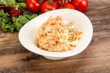 Lahana ve havuçlu vejetaryen lahana salatası.