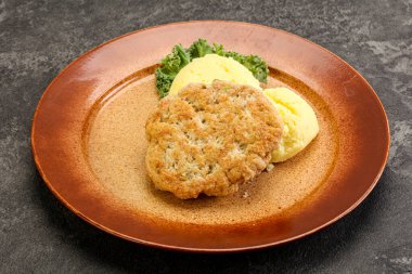 Kıymalı tavuk pirzolası ve patates püresi.