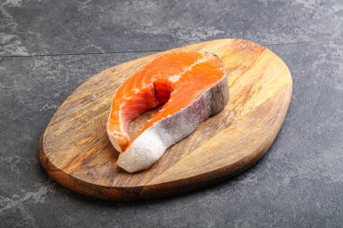 Pişirmek için çiğ somon bifteği.