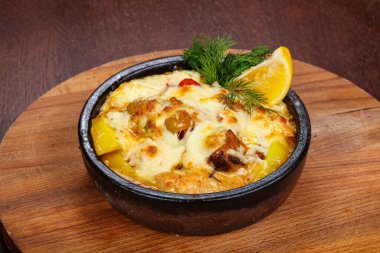 Geleneksel Gürcistan mutfağı - patates ve sebzeli et