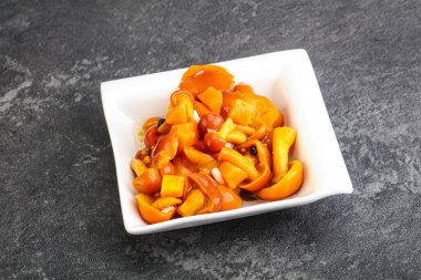 Baharatlı salamura bal mantarı kasede.