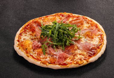 Parmalı pizza, peynir ve roka.