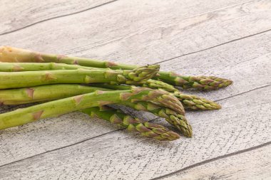 Çiğ, taze kuşkonmaz. Beslenme mutfağı için.