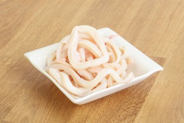 Terbiye edilmiş mürekkep balığı kasede atıştırmalık.