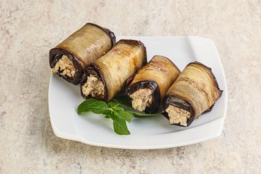 Doldurulmuş patlıcan peynirli ve fındıklı.