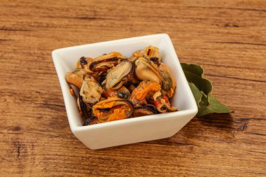 Kasede baharatlı midye turşusu.