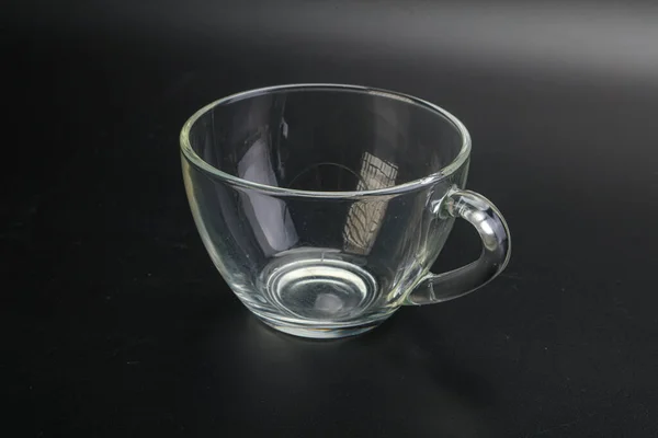 ドリンクのための空のガラスカップ孤立 — ストック写真