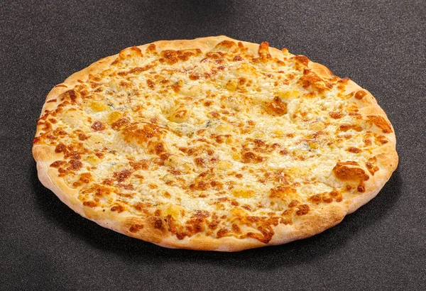 Włoska Tradycyjna Pizza Czterema Serami — Zdjęcie stockowe