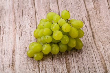 Tatlı ve lezzetli olgun yeşil üzüm 