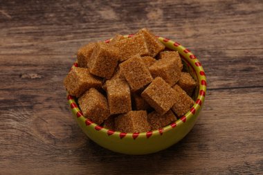 Kahverengi baston şeker yavruları kasede