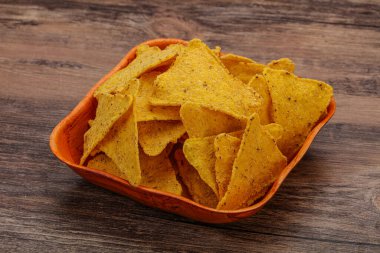 Meksika mısır cipsi üçgen yığını.