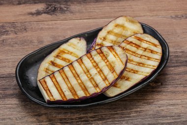 Izgara graffiti yumurta dilimleri ve zeytinyağı.