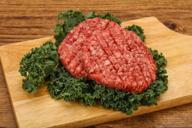 Izgara için çiğ sığır eti pirzolası.