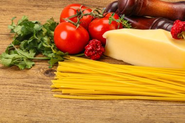 Çiğ İtalyan spagetti yığını, peynir ve sebzeli.