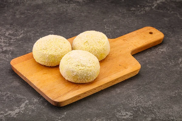 Çiğ patates ezmesi - doldurulmuş patates pirzolası - pişirmek için.