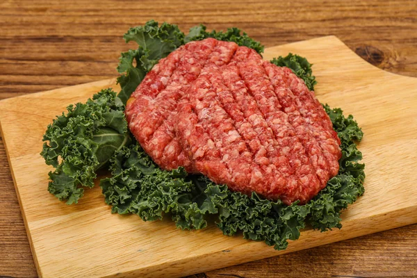 Izgara için çiğ sığır eti pirzolası.
