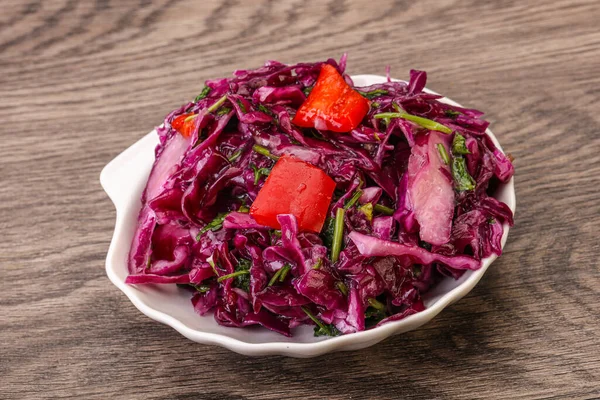 Bitki ve baharatlı kırmızı lahana turşusu