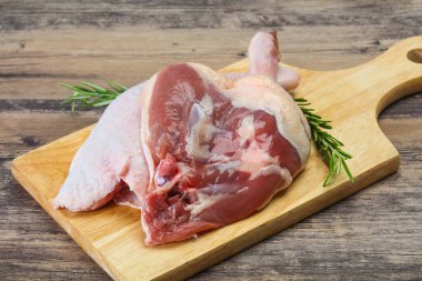 Çiğ ördek bacağı pişirmek için biberiye servis edilir.