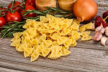 Çiğ İtalyan statü buğday farfalle makarna pişirmek için