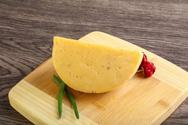 Cevizli sert peynir tuğlası.