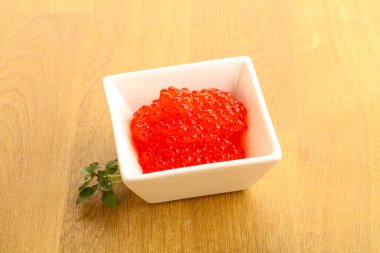 Rus kırmızı havyarı kasede.