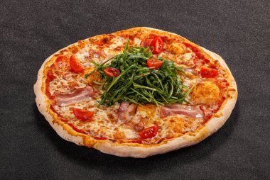 Pastırmalı pizza, peynir ve roka.