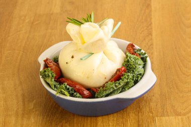 Kurutulmuş domatesli Burrata taze peyniri